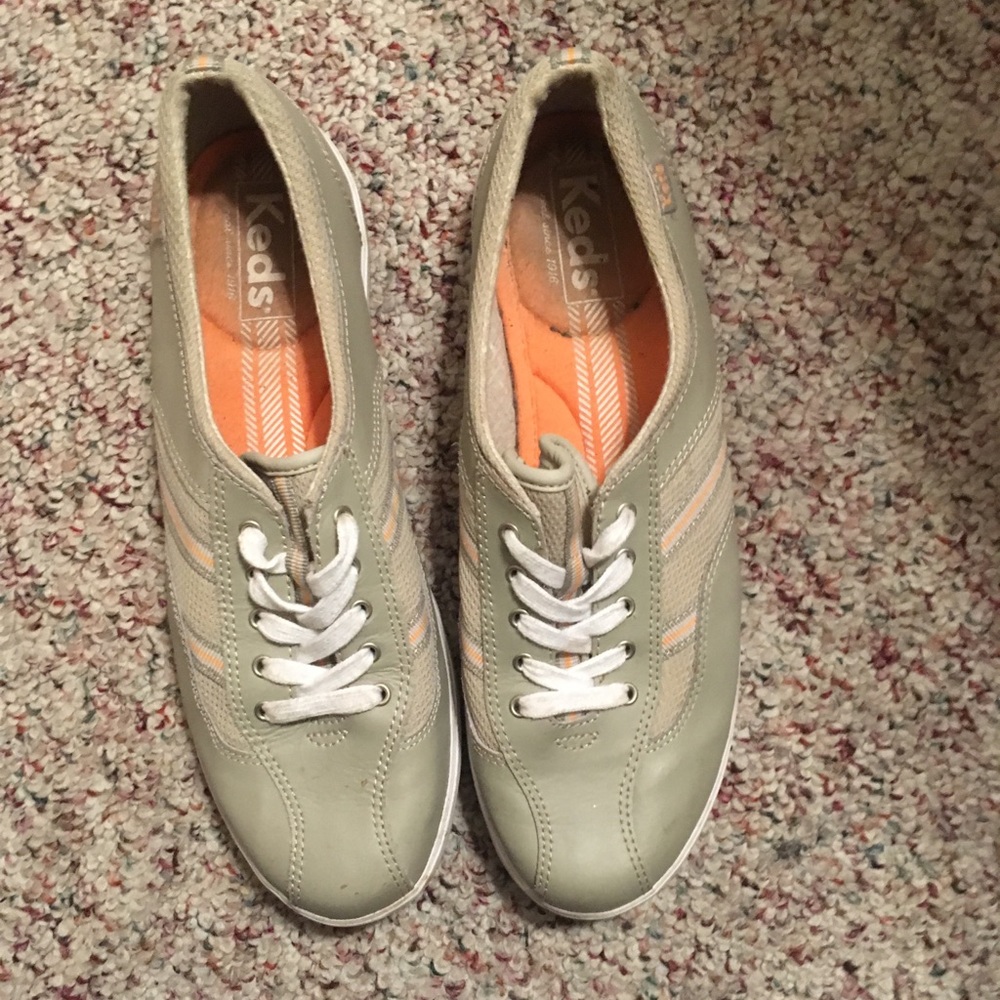 Tan keds